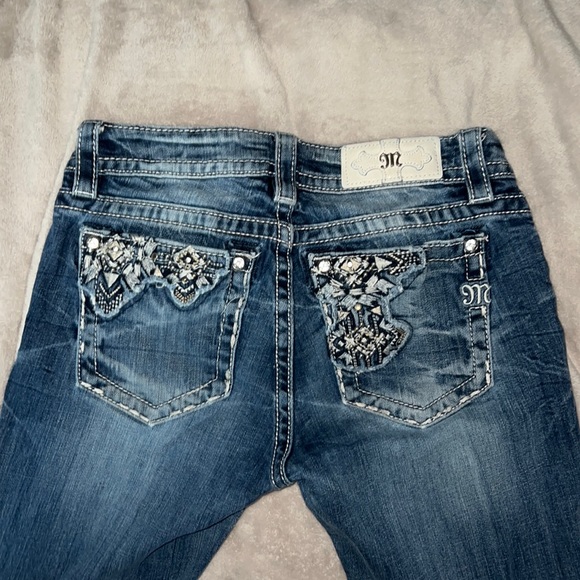 Great condition, miss me jeans, Blue jeans size 28 in woman’s, not my style atm - Picture 3 of 6